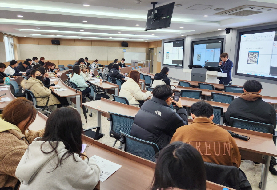 ▲ 경남은행이 지역 대학교에서 유학생을 대상으로 ‘금융사기 피해예방 금융교육’을 실시하고 있다. ⓒ경남은행 제공