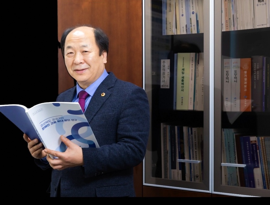 ▲ 박선하 경북도의회 행정보건복지위원회 부위원장(국민의힘)은 공공기관 장애인 고용 확대를 위한 13개 세부방안을 담은 결과보고 책자를 발간하고 장애인단체 및 관련 부서에 배부했다.ⓒ경북도의회