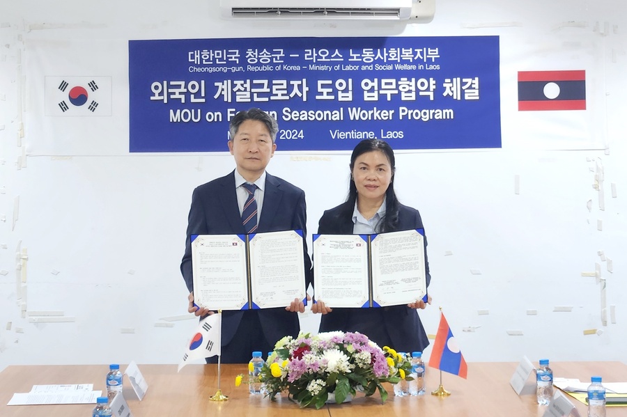 ▲ 청송군(군수 윤경희)은 지난 13일 라오스 비엔티안에서 라오스 노동사회복지부와 외국인 계절근로자 유치 업무협약(MOU)을 맺었다.ⓒ청송군