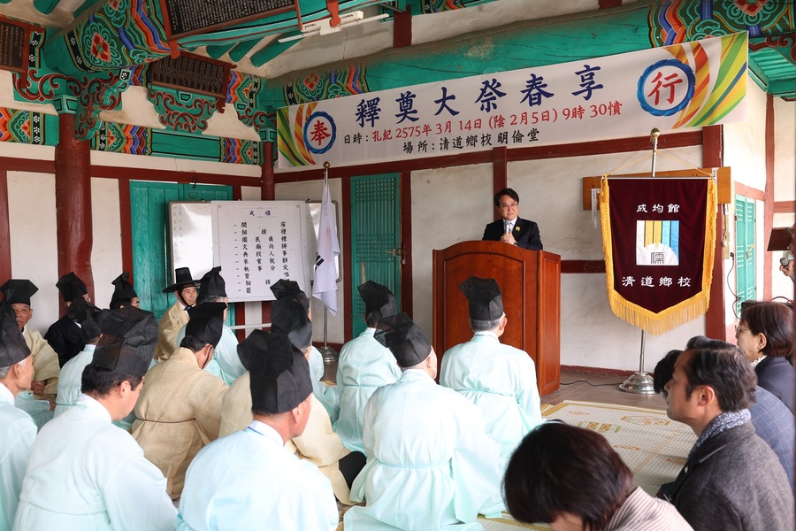 ▲ 14일 청도향교(전교 이승석)는 화양읍 소재 청도향교에서 김하수 청도군수, 전교, 유림 등 100여 명이 참석한 가운데 옛 성현들의 학덕과 유풍을 기리는 춘기 석전대제를 봉행했다고 밝혔다.ⓒ청도군