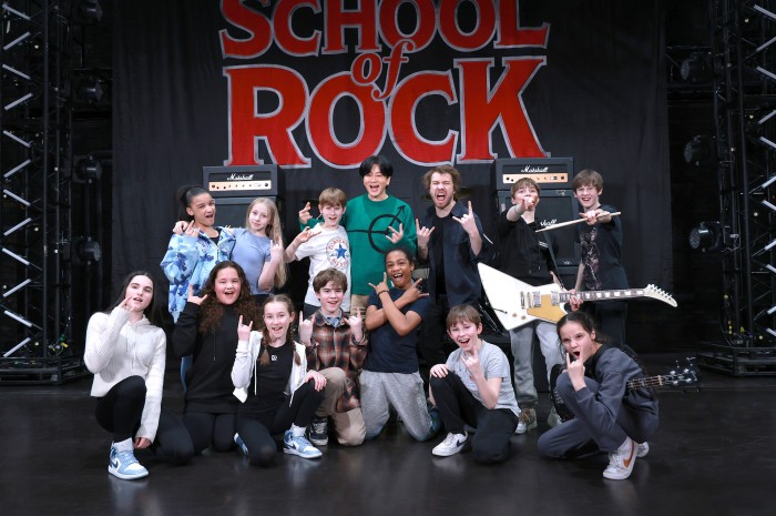 ▲ 윤도현이 '스쿨 오브 락' 월드투어의 커튼콜에 깜짝 등장해 커튼콜 송을 함께 열창, 배우들과 기념 사진을 촬영했다.ⓒ에스앤코