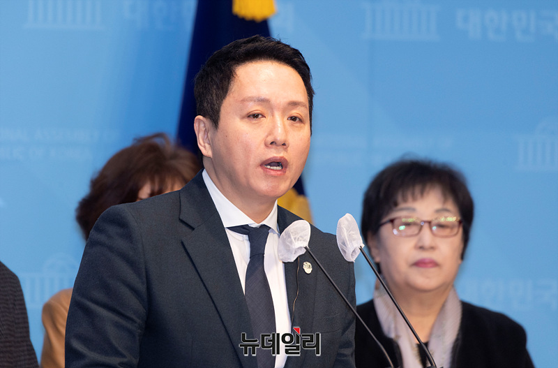 ▲ 임태훈 전 군인권센터 소장이 지난 4일 오전 국회 소통관에서 더불어민주연합 비례대표 후보 지원 기자회견을 하고 있다.
 ⓒ서성진 기자