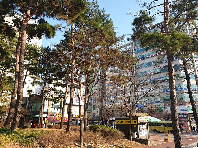 ▲ 서울 강서구 내발산동 '마곡수명산파크2단지' 옆 상가.ⓒ송학주 기자