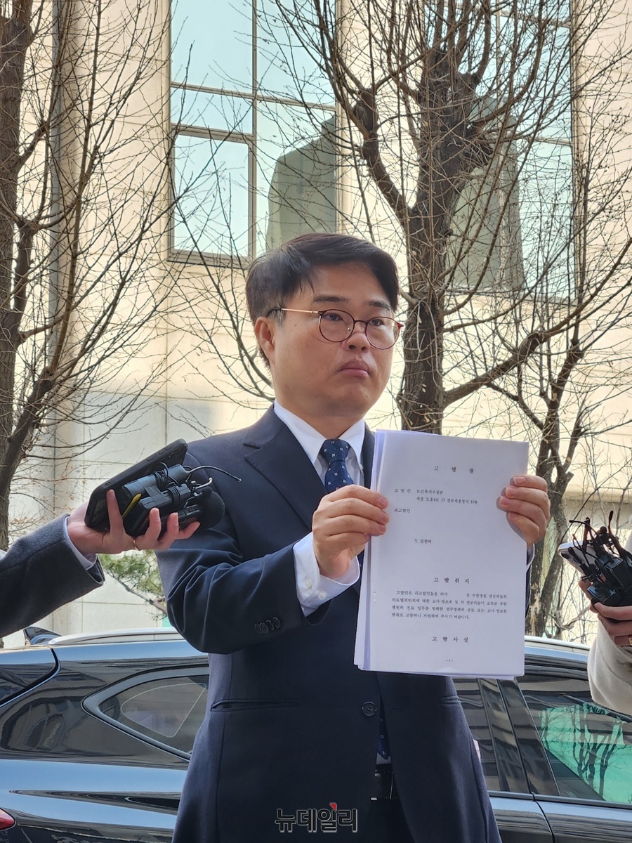 ▲ 임현택 대한소아청소년과의사회장이 15일 오전 서울 마포구 서울경찰청 공공범죄수사대로 소환 조사에 출석하며 입장을 밝히고 있다. ⓒ진선우 기자