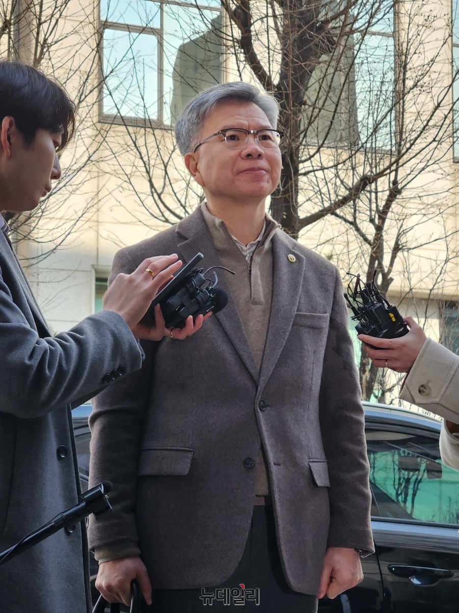 ▲ 김택우 대한의사협회 비상대책위원장이 15일 오전 전공의 집단 사직 공모 의혹과 관련한 경찰 재소환 조사를 받기 위해 서울 마포구 서울경찰청 공공범죄수사대로 출석하며 입장을 밝히고 있다. ⓒ진선우 기자