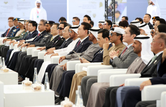 ▲ 아랍에미리트(UAE)를 국빈 방문 중인 윤석열 대통령이 16일(현지시간) 바라카 원자력 발전소 현장에서 열린 3호기 가동식에서 영상시청을 하고 있다. ⓒ뉴시스