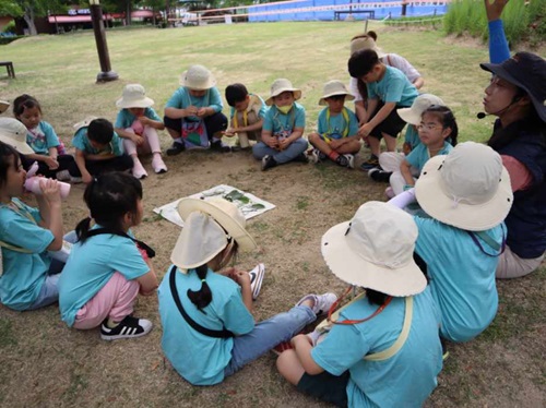 ▲ 충남 부여군이 오는 11월까지 관내 만수산자연휴양림 등 숲·생태 관광지에서 바쁜 일상에 지친 사람들을 대상으로 숲이 주는 치유와 정서적 안정감 부여를 위해 숲 해설 프로그램을 무료로 운영한다.ⓒ부여군