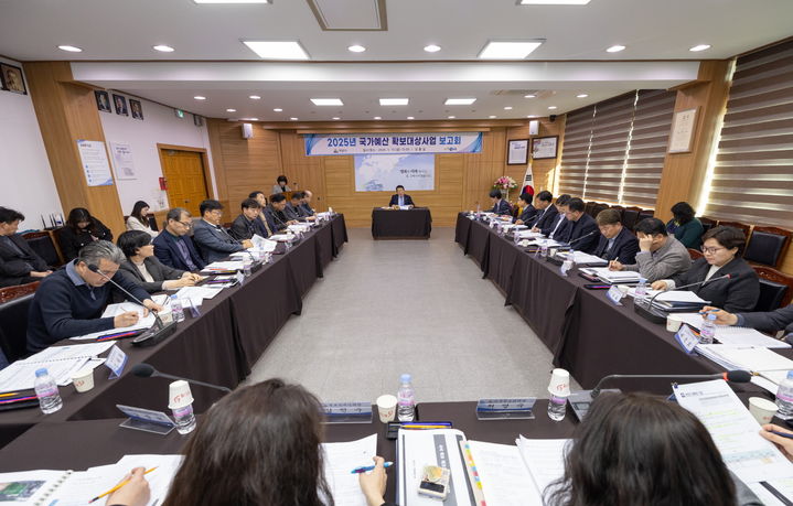 ▲ 전북 익산시가 정헌율 시장 주재로 '2025년 국가 예산 확보대상사업 보고회'를 개최했다.ⓒ익산시