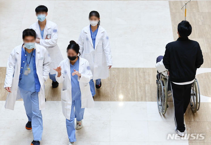 ▲ 서울 시내 한 대학병원에서 근무중인 의사들의 모습. ⓒ뉴시스