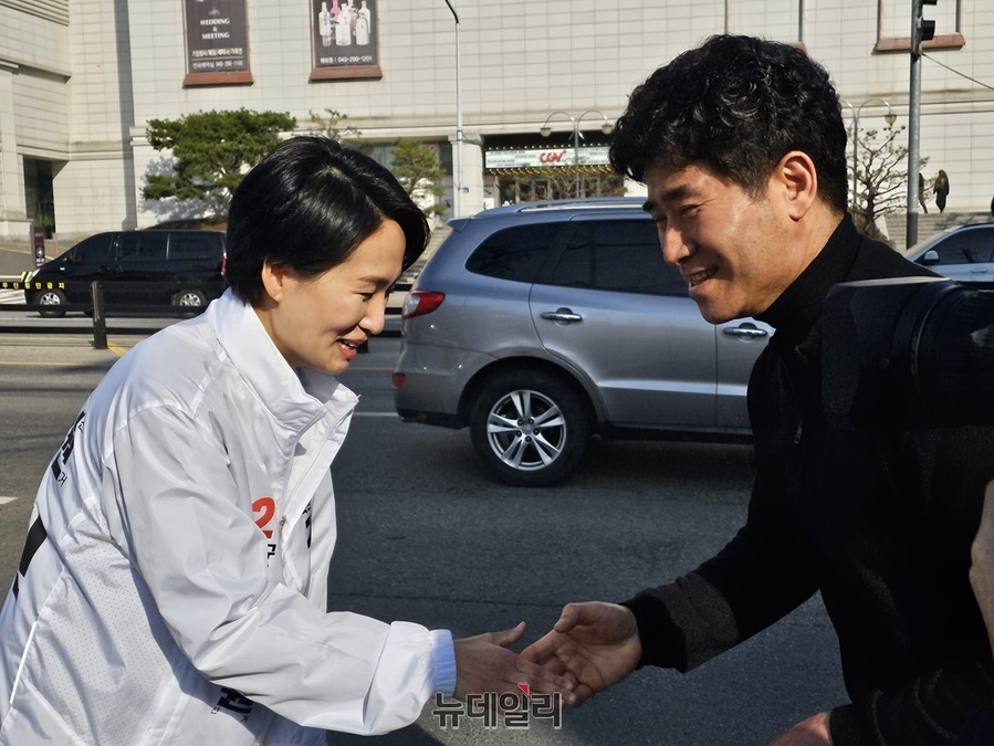 ▲ 김수민 후보가 15일 오후 선거사무소 개소식을 마친 뒤 한 남성 지지자와 인사를 하고 있다.ⓒ김정원 기자