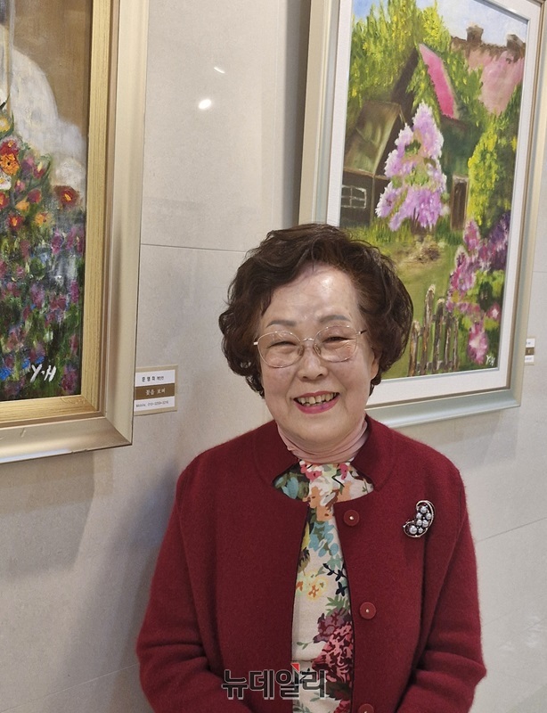 ▲ 청주성모병원 갤러리에서 3월 한 달 동안 ‘내 삶을 즐기며’ 전시회를 여는 문영희 작가.ⓒ뉴데일리