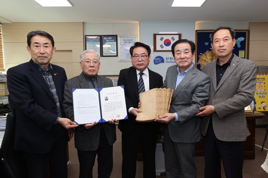 ▲ 경주이씨 이대희 씨가 진천군청을 방문해 경주이씨 족보를 기증했다.ⓒ진천군