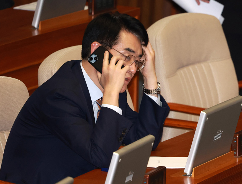 ▲ 박용진 더불어민주당 의원이 지난달 29일 서울 여의도 국회에서 열린 제413회국회(임시회) 제6차 본회의에서 통화를 하고 있다.ⓒ뉴시스
