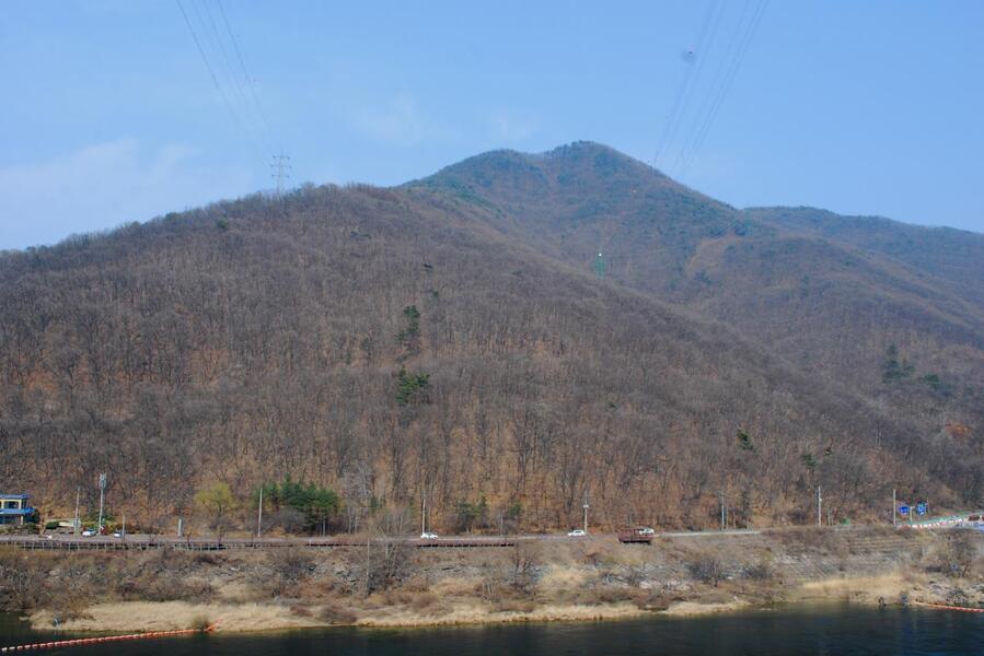 ▲ 충주호수로 전망대에서 바라본 지등산.ⓒ진경수 山 애호가