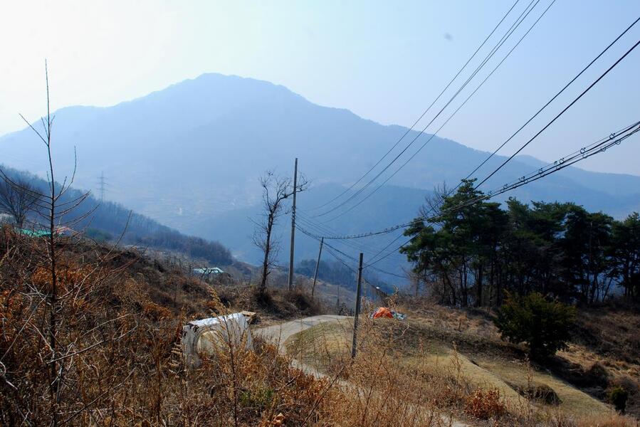 ▲ 건지마을로 내려가는 길에서 바라본 계명산.ⓒ진경수 山 애호가