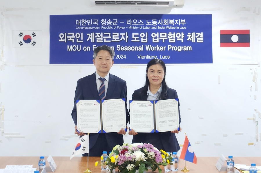 ▲ 청송군(군수 윤경희)은 지난 13일 라오스 비엔티안에서 라오스 노동사회복지부와 외국인 계절근로자 유치 업무협약(MOU)을 맺었다.ⓒ청송군