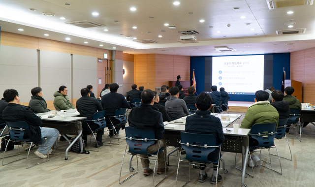 ▲ 유진인재개발원에서 유진기업 임직원들이 안전보건교육을 받고 있다. ⓒ유진기업