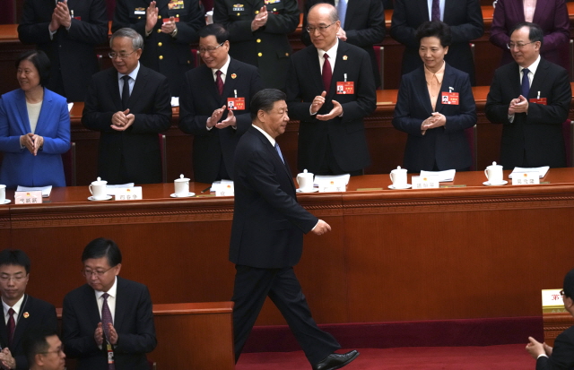 ▲ 시진핑 중국 국가주석이 8일 베이징 인민대회당에서 열린 전국인민대표대회(전인대) 2차 전체회의에 입장하며 박수를 받고 있다. ⓒ연합뉴스