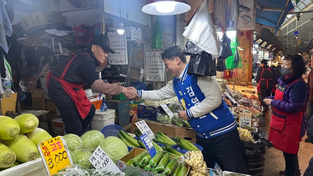 ▲ 김영진 의원(민주·수원병)이 지역내 한 전통시장을 찾아 상인과 인사를 나누고 있다. ⓒ김영진 선거사무소 제공