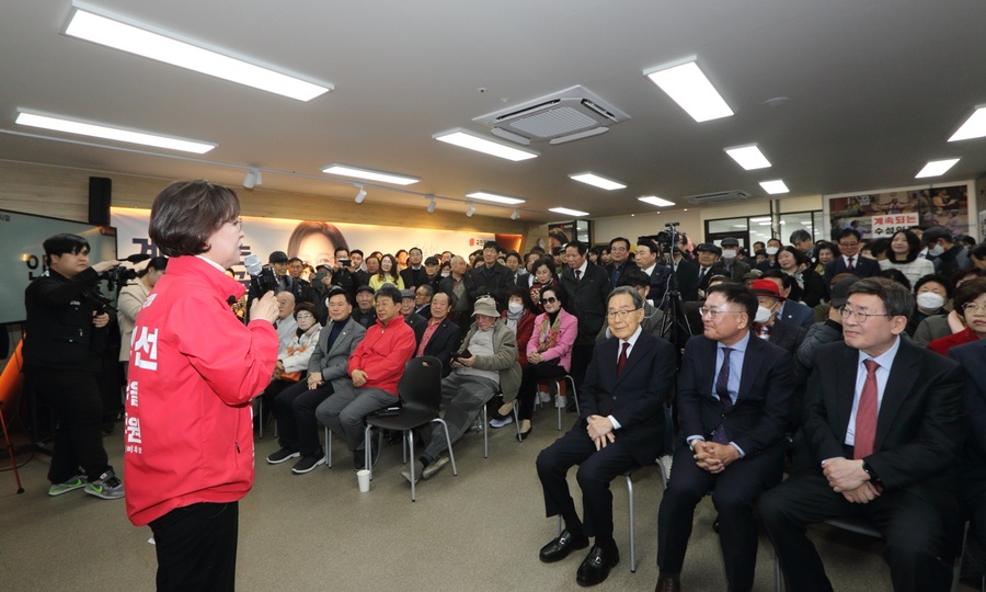 ▲ 이인선 후보는 개소식 인사말에서 “십수년 간 해결 기미가 보이지 않던 지역 숙원사업들의 해결의 물꼬를 틔운 만큼, 재선 국회의원이 되면 중단없는 지역 발전과 윤석열 정부의 성공을 위해 더욱 최선을 다하겠다”고 다짐했다.ⓒ이인선 후보실