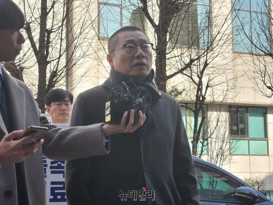 ▲ 박명하 대한의사협회 비상대책위원회 조직위원장이 18일 오전 서울 마포구 서울경찰청 광역수사단에서 전공의 사직 관련 조사를 받기 위해 출석 후 발언하고 있다. ⓒ진선우 기자