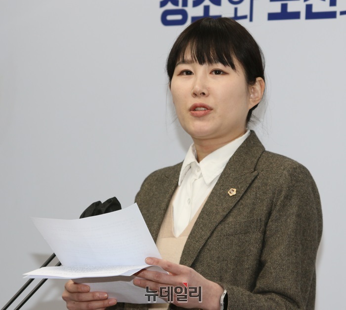 ▲ 이현정 세종시의회 산업건설위원장이 18일 오전 세종시청 정음실에서 이응패스 삭감 예산 관련 기자회견을 하고 있다.ⓒ이길표 기자