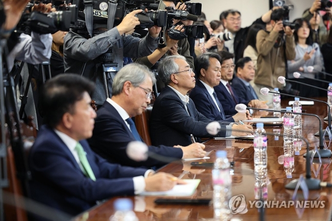 ▲ 지난 달 20일 오후 서울 중구 은행연합회에서 김주현 금융위원장, 이복현 금융감독원장이 참석한 가운데 열린 금융지주회장단 간담회에서 참석자들이 김 위원장의 발언을 경청하고 있다. 왼쪽부터 함영주 하나금융지주 회장, 임종룡 우리금융지주 회장, 이석준 농협금융지주 회장, 진옥동 신한금융지주 회장, 빈대인 BNK금융지주 회장, 김기홍 JB금융지주 회장.ⓒ연합뉴스 제공