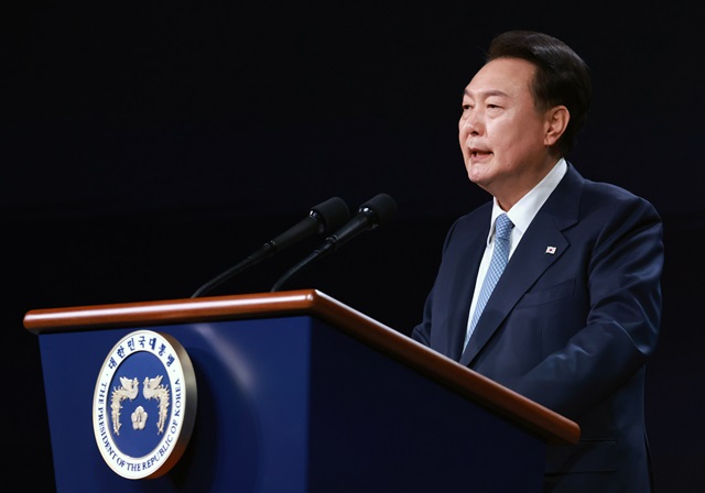 ▲ 윤석열 대통령이 18일 서울 중구 신라호텔에서 열린 제3차 민주주의 정상회의 장관급 회의 개회식에서 환영사를 하고 있다. (대통령실통신사진기자단) 2024.03.18. ⓒ뉴시스