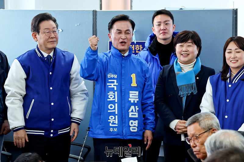 ▲ 류삼영 동작을 후보가 지난 13일 오후 서울 동작구 선거사무실에서 지역 주민들에게 지지를 호소하고 있다.ⓒ서성진 기자