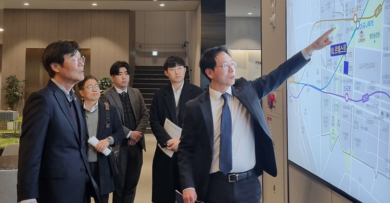 ▲ 김형렬 행복청장(왼쪽 첫번째)이 시니어 특화주택 관련 기업 관계자로부터 사업설명을 듣고 있다.ⓒ행복청