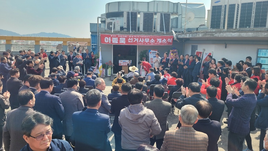 ▲ 지난 16일 열린 이종욱 창원진해구 국회의원 예비후보 선거 사무실 개소식 장면. ⓒ이종욱 후보 사무실 제공