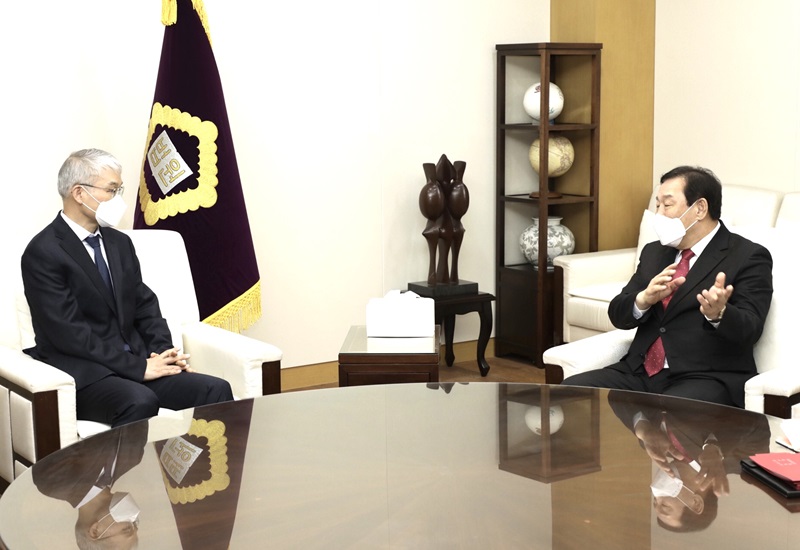 ▲ 최민호 세종시장(오른쪽)이 18일 법원행정처에서 천대엽 법원행정처장과 면담을 갖고 세종지방법원 설치를 요청하고 있다.ⓒ세종시