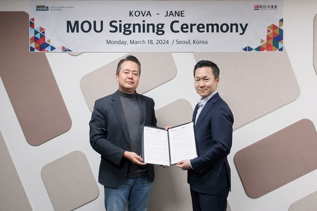 ▲ 18일 오후 1시 벤처기업협회와 일본 신경제연맹이 협회 내 회의실에서 '벤처기업의 일본 진출 지원을 위한 업무협약'을 체결했다. 벤처기업협회 이정민 사무총장(왼쪽)과 일본 신경제연맹 호리 케이이치(Keiichi Hori) 사무국 차장이 협약서를 들고 있다.ⓒ벤처기업협회