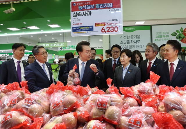 ▲ 윤석열 대통령이 18일 서울 서초구 농협하나로마트 양재점 과일매장에서 물가 현장 점검을 하며 최상목 부총리 겸 기획재정부 장관, 송미령 농림축산식품부 장관, 강도형 해양수산부 장관, 강호동 농협중앙회장, 염기동 농협유통 대표 등과 함께 농림축산식품부 할인지원 사과를 살펴보고 있다. 2024.03.18. ⓒ뉴시스