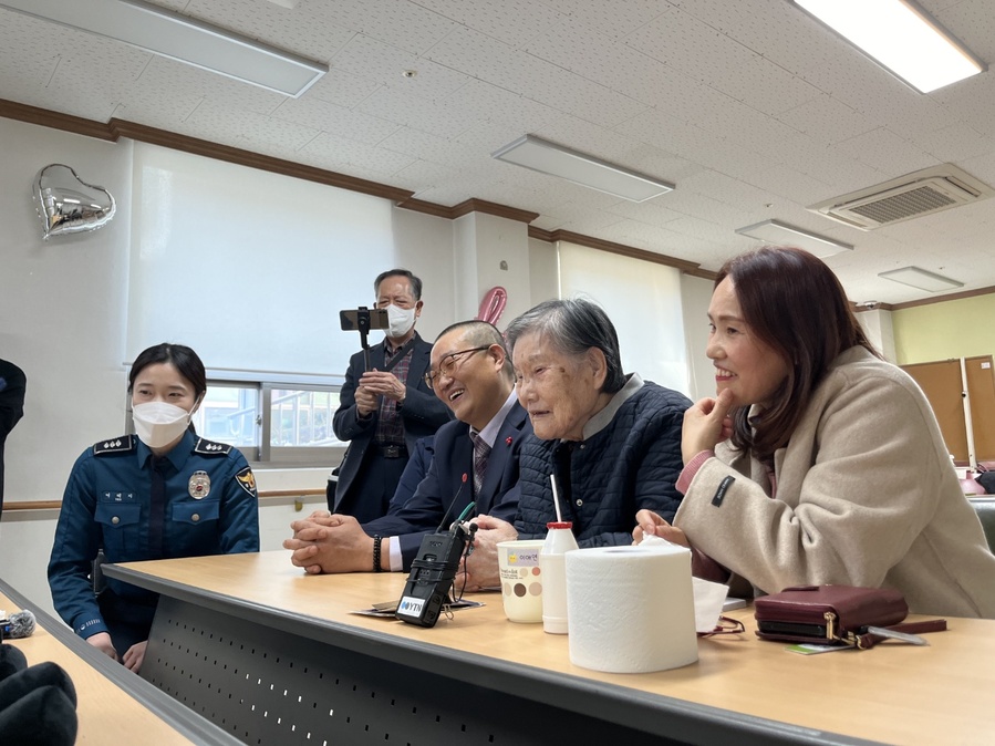 ▲ 5살 때 실종돼 미국 입양된 박동수(45)씨가 40년만인 18일 어머니 이애연(81)씨, 형 박진수(59)씨 등과 화상으로 상봉했다. ⓒ제주경찰청