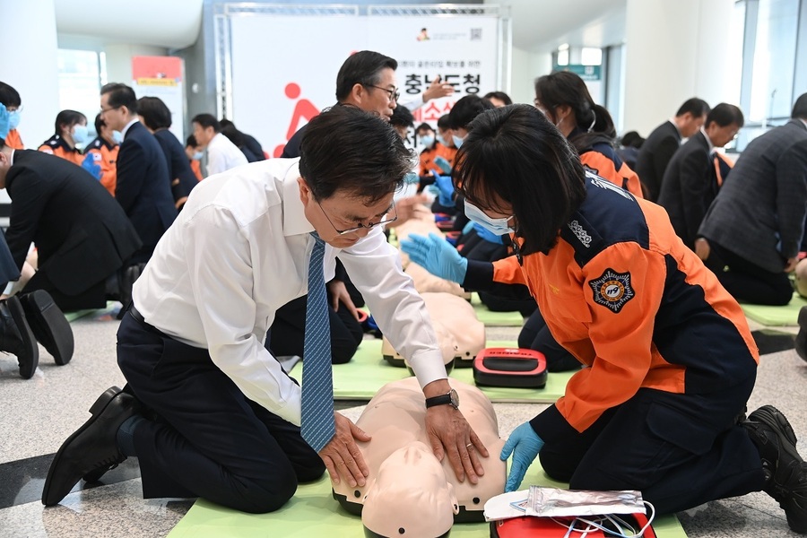 ▲ 심폐소생술 교육받는 김태흠 충남도지사.ⓒ충남도