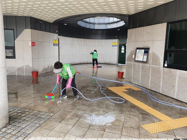▲ 성남시 공원 관리 직원들이 모란근린공원의 화장실 청소를 하고 있다. ⓒ성남시 제공