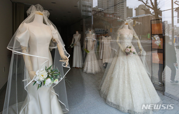 ▲ 서울 마포구 웨딩의거리 내 상점에 진열된 웨딩드레스 모습 ⓒ뉴시스