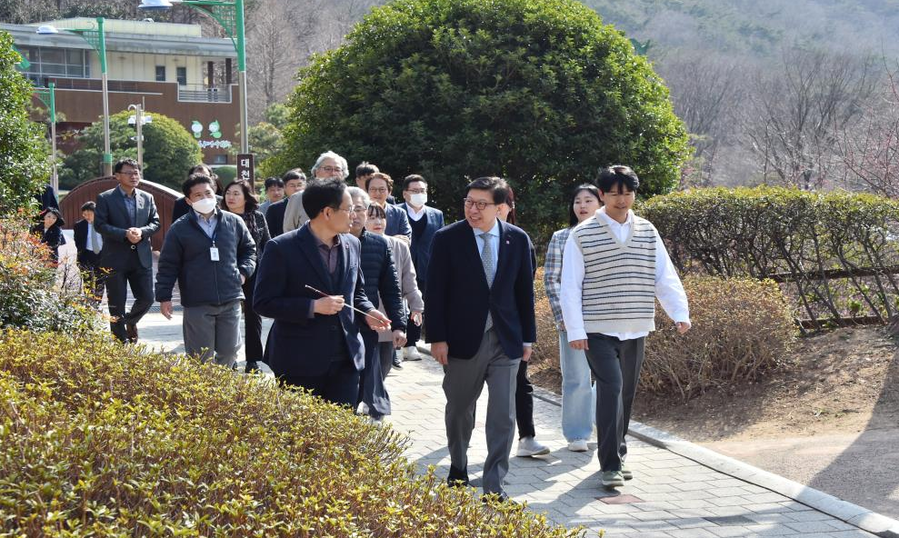 ▲ 박형준 부산시장이 18일 오후 부산시청 푸른도시국 직원들과 화명수목원을 걸으며 시정현안을 논의하고 있다.ⓒ부산시