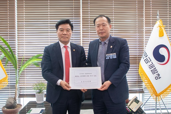 ▲ 전북 군산시의회 김영일 의장은 지난 18일 새만금개발청 김경안 청장을 방문해 ‘신시야미관광레저용지 새만금 기본계획 변경 촉구’에 대한 건의문을 전달했다.ⓒ시의회