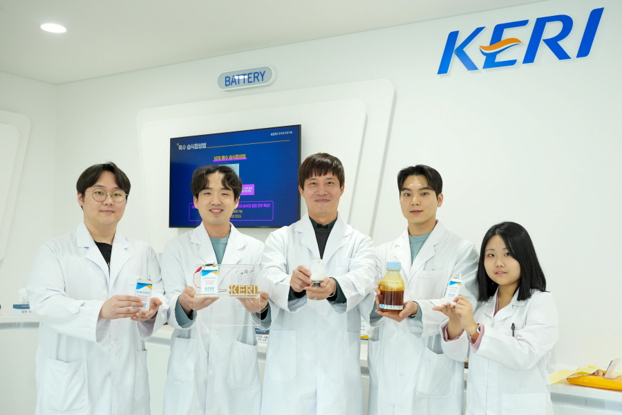 ▲ KERI 박준우 박사(가운데)팀이 습식 합성 공정으로 제조된 고체전해질과 이를 활용한 전고체전지 시제품을 들고 포즈를 취하고 있다. ⓒKERI 제공