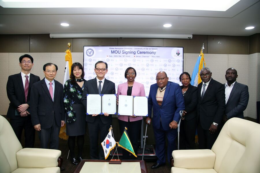 ▲ 18일 한국항공대를 방문한 제임스 에피판 가브리엘 음도이 탄자니아 교육부 차관 일행이 한국항공대 교직원들과 기념촬영을 하고 있다. 사진 왼쪽에서 네 번째부터 차례대로 한국항공대 허희영 총장, 다르에스살람대 베르나데타 킬란 음차프와야 부총장, 제임스 에피판 가브리엘 음도이 탄자니아 교육부 차관. ⓒ한국항공대