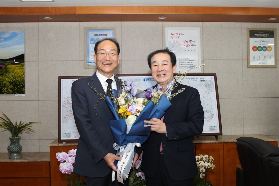 ▲ 송기섭 진천군수가 국가 철도 공단을 방문해 이성해 이사장에게 수도권 광역철도 구축사업이 조기추진될 수 있도록 건의했다.ⓒ진천군
