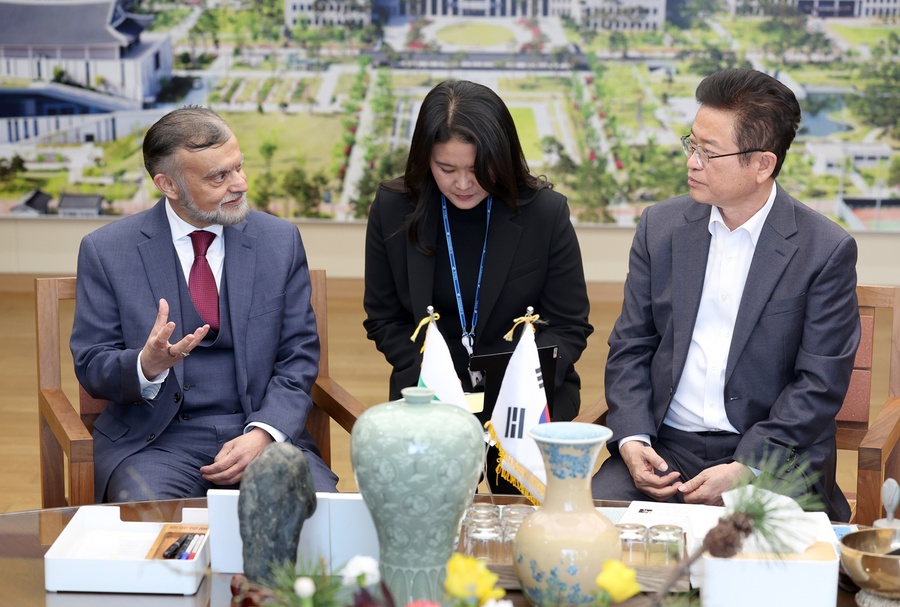 ▲ 나빌 무니르(Nabeel Munir) 주한 파키스탄 대사 일행이 18일 경상북도-파키스탄 간 우호 교류 관계 확충에 대한 논의를 위해 이철우 경상북도지사를 예방했다.ⓒ경북도