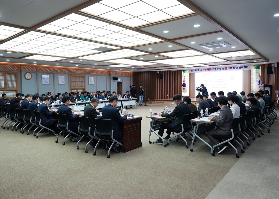 ▲ 영천시는 19일 최기문 시장의 주재로 국·소장과 전 부서장이 함께 모인 가운데 ‘2025년도 국가투자예산 확보 및 신규시책 발굴 전략회의’를 실시했다.ⓒ영천시