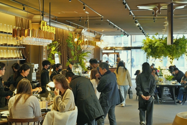 ▲ 가나 초콜릿 하우스 시즌3를 방문한 고객들로 붐비는 모습ⓒ롯데웰푸드