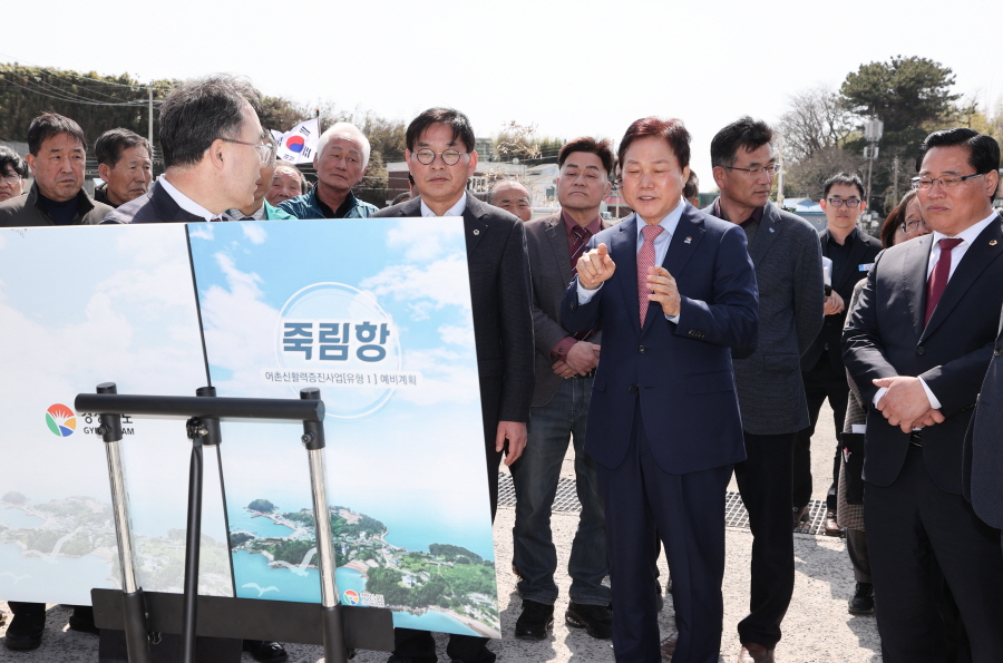 ▲ 박완수 경남도지사가 19일 거제시를 방문하고 죽림항 어촌 재생사업 등 현안사업들을 챙챙겼다. ⓒ경남도 제공