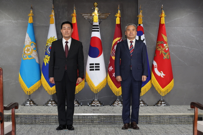 ▲ 지난해 10월 7일 오후 서울 용산구 국방부 청사에서 열린 제48·49대 국방부 장관 이·취임식에서 이종섭(오른쪽) 당시 국방부 장관과 신원식(왼쪽) 신임 국방부 장관이 국방부기 이양식 전 기념촬영을 하는 모습. ⓒ국방부 제공