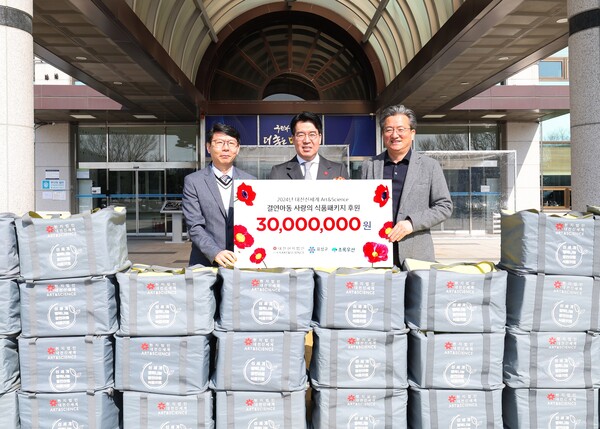 ▲ 대전 신세계는 20일 결연아동 영양지원을 위해 식료품 패키지 후원사업으로 3000만 원 상당의 박스를 유성구에 전달했다.ⓒ유성구