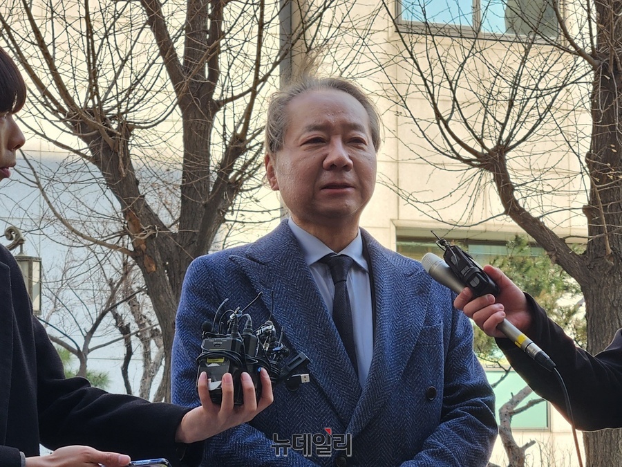 ▲ 주수호 대한의사협회 비상대책위원회 언론홍보위원장이 20일 오전 의료법 위반 등 혐의 관련 조사를 받기 위해 서울경찰청 공공범죄수사대로 들어서며 입장을 밝히고 있다. ⓒ진선우 기자